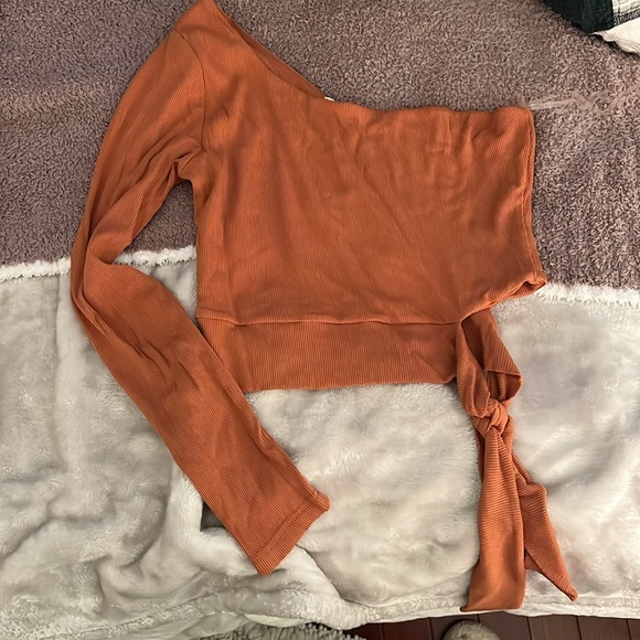 Cropped one shoulder tie shirt - Picture 2 of 3